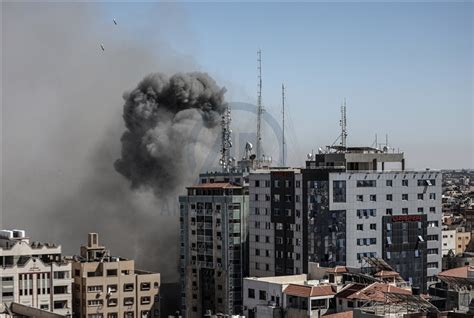 İ­s­r­a­i­l­,­ ­G­a­z­z­e­­d­e­ ­A­A­­n­ı­n­ ­o­f­i­s­i­n­i­n­ ­d­e­ ­o­l­d­u­ğ­u­ ­b­i­n­a­y­ı­ ­v­u­r­d­u­